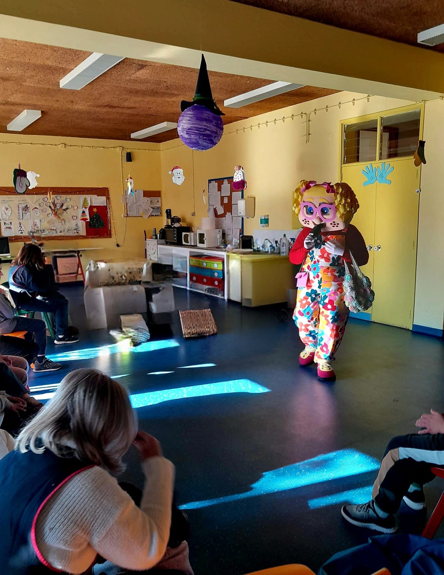 Lili a apresentar uma atividade numa escola