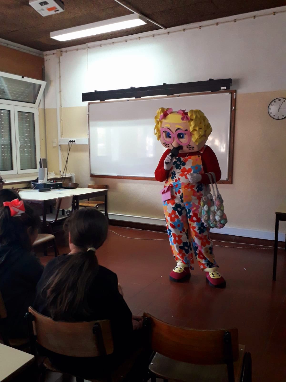 Lili a falar com uma turma na sala de aula