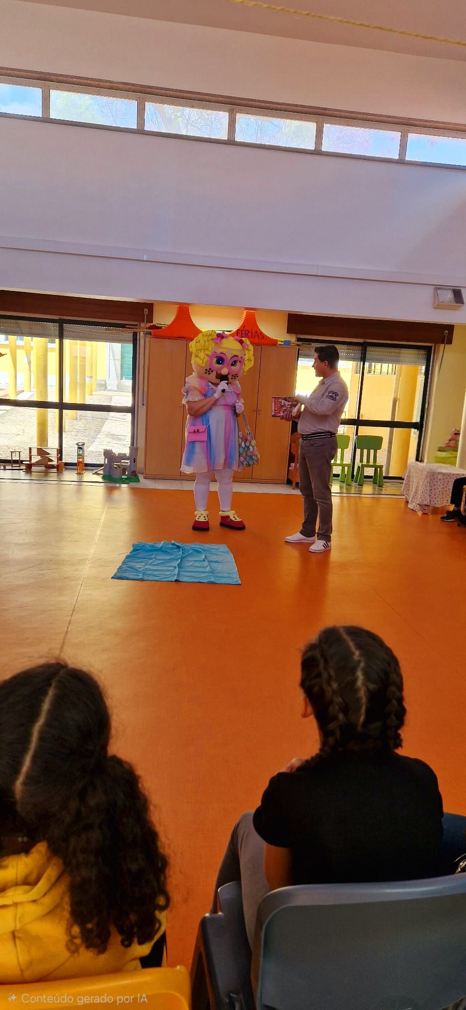 Lili com microfone numa atividade escolar